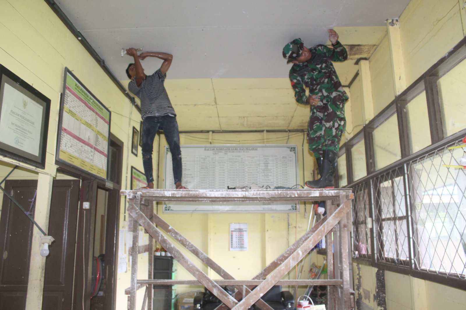 Solidaritas dan Pembagian Tugas Satgas TMMD Kodim 1012/Buntok Percepat Perehaban SDN 2 Karau Kuala