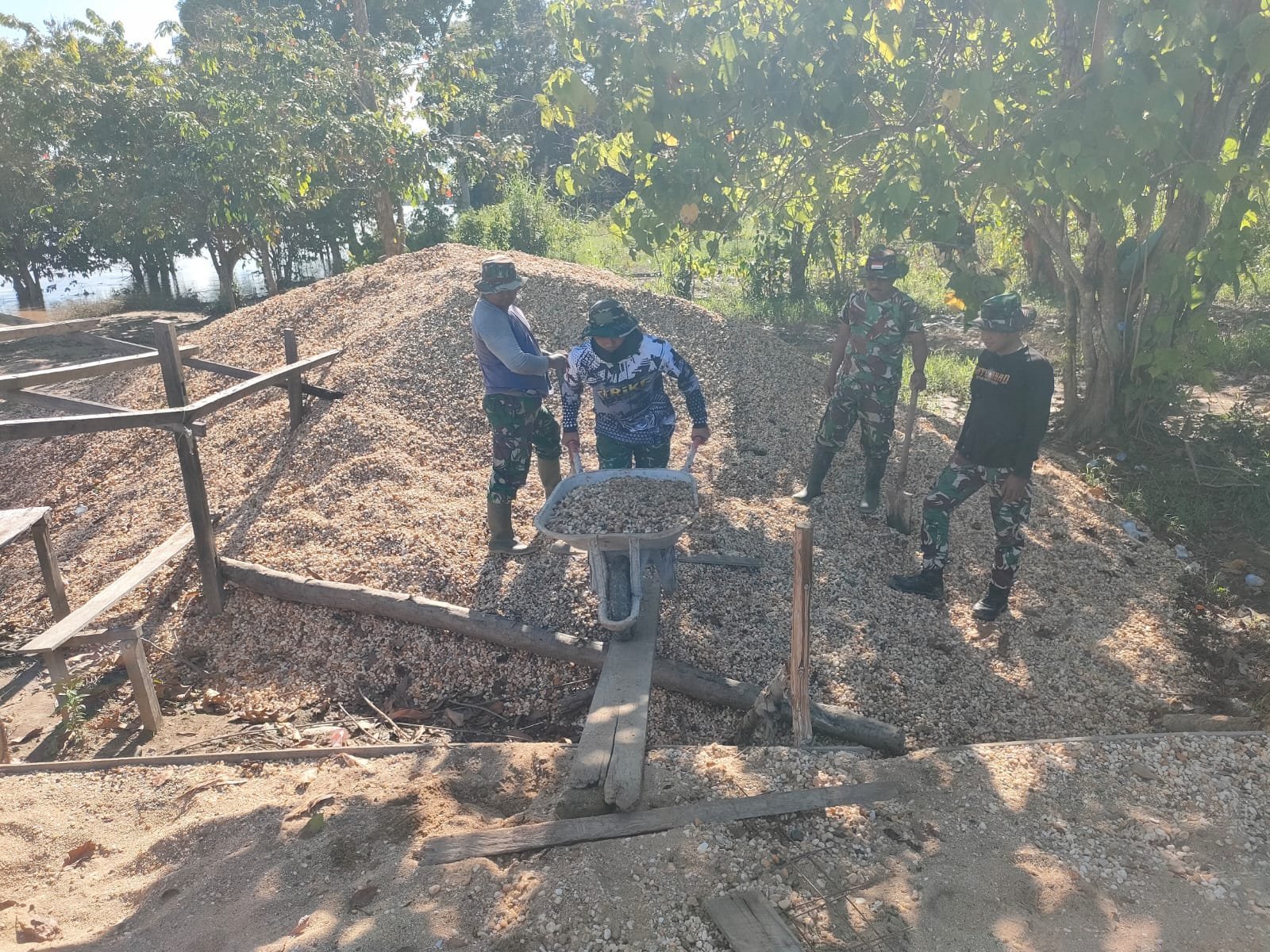 Satgas TMMD Kodim 1012/Buntok Gunakan Arco Angkut Pasir untuk Pembangunan Gorong-gorong