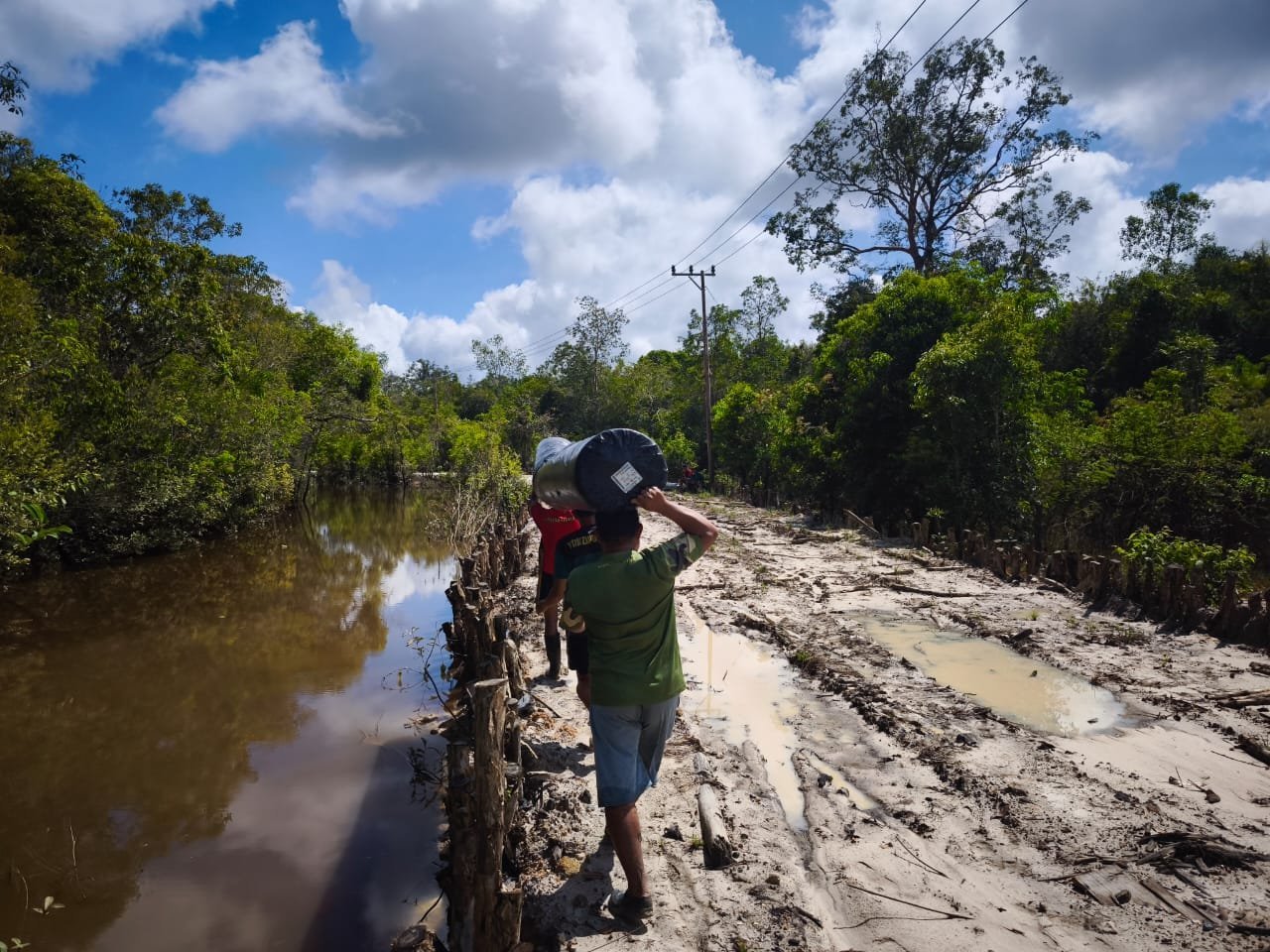 Perjalanan Penuh Tantangan, Satgas TMMD Kodim 1012/Buntok Tetap Semangat Angkut Geotekstil ke Lokasi