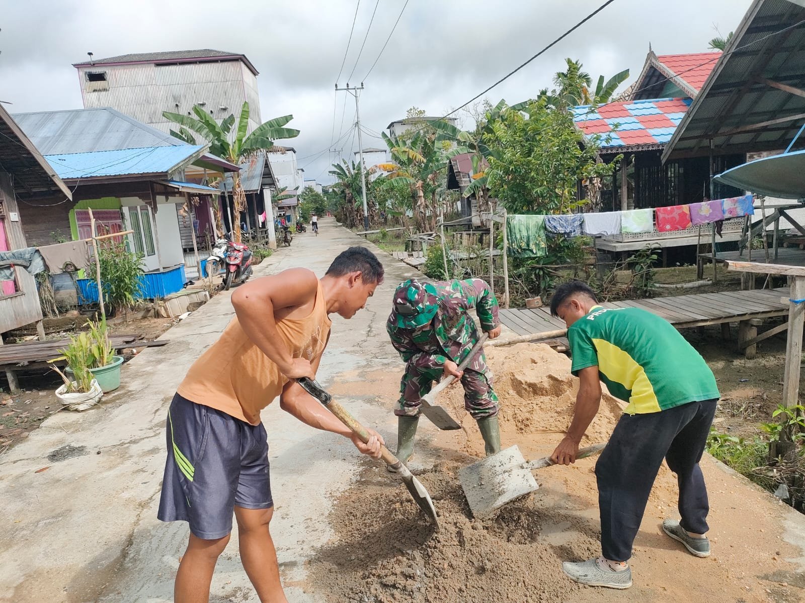 Warga Ikut Semangat Bantu Satgas TMMD Kodim 1012/Buntok dalam Pembuatan Gorong-Gorong