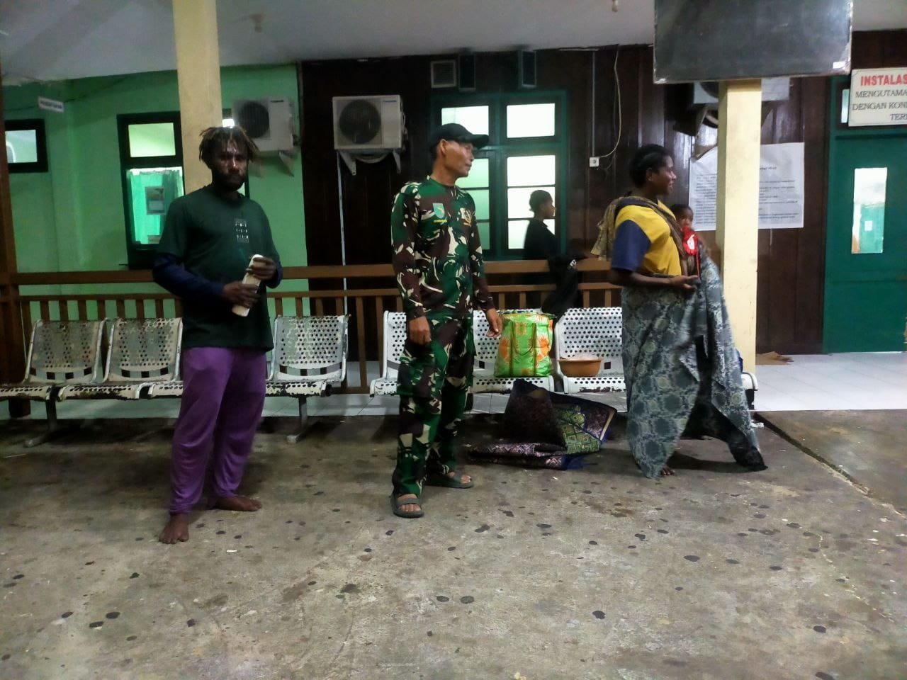 Satgas TMMD 1710/Mimika Evakuasi Ibu Hamil ke RS: TNI Hadir Tak Hanya Bangun Desa, Tapi Selamatkan Nyawa