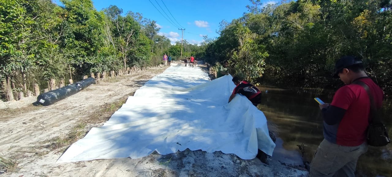 Geotekstil Mulai Dibentangkan, Satgas TMMD Kodim 1012/Buntok Jaga Stabilitas Tanah Jalan Baru