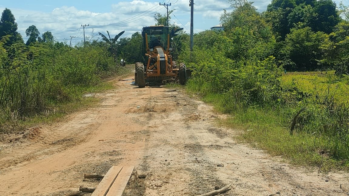 Satgas TMMD Kodim 1012/Buntok Gunakan Alat Berat untuk Ratakan Jalan di Desa Talio