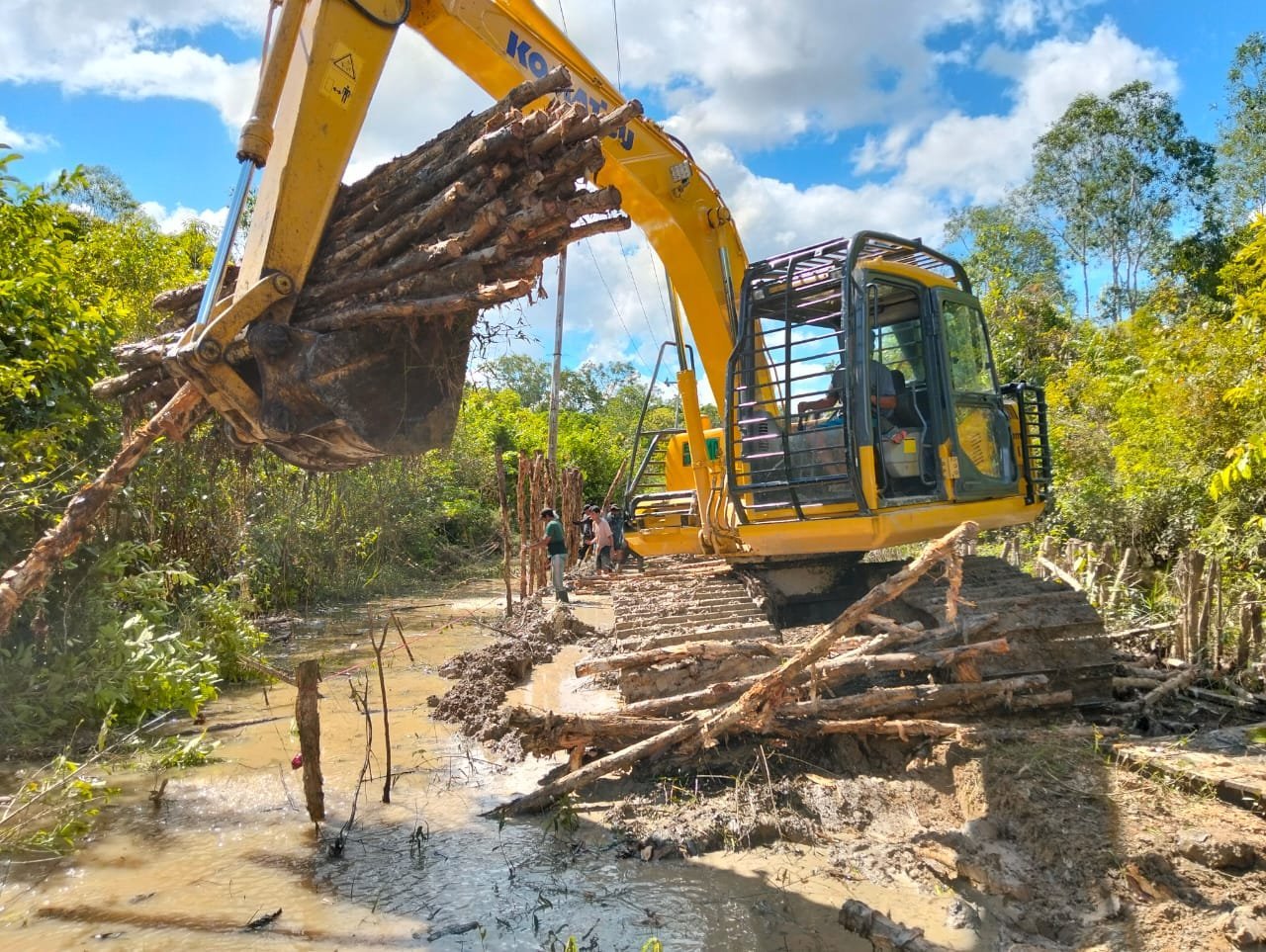 Alat Berat Percepat Pembangunan Jalan TMMD di Desa Talio