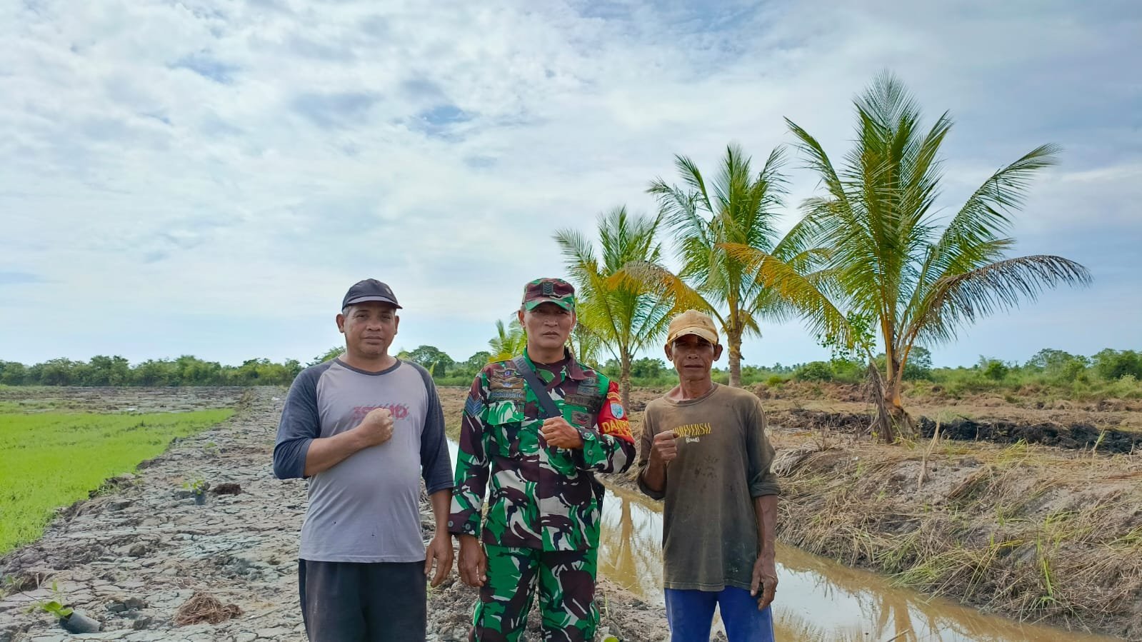Tanggapan Positif Warga atas Penanaman Pohon Jambu di Lokasi TMMD Reguler ke-124 Bersama Kodim 1201/Mempawah, PT. BAI, dan Warga