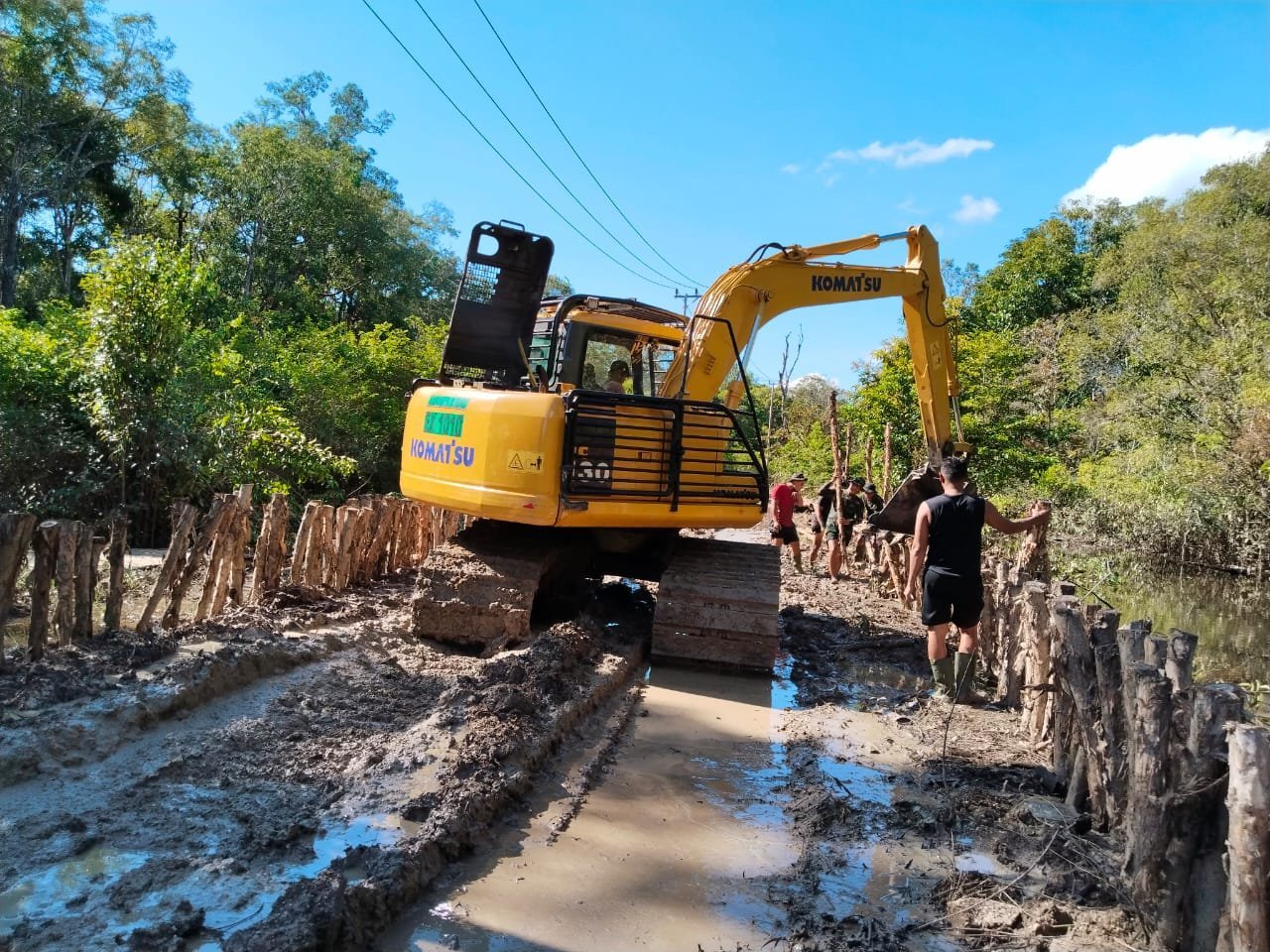 Satgas TMMD Kodim 1012/Buntok Maksimalkan Pemasangan Kayu Cerucuk Demi Kualitas Jalan