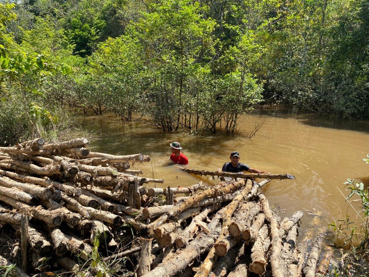 Satgas TMMD Kodim 1012/Buntok Angkut Kayu Cerucuk Lewati Sungai Demi Pembangunan Jalan Desa Talio