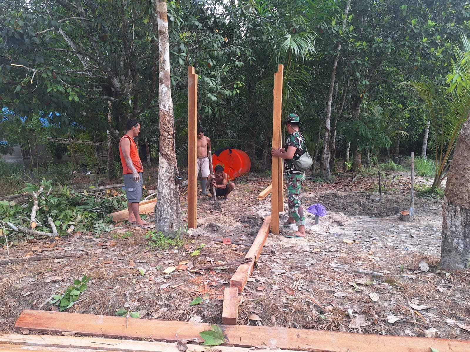 Satgas TMMD Kodim 1012/Buntok Siapkan Tiang Penyangga Bak Air Sumur Bor di Desa Wungkur Baru