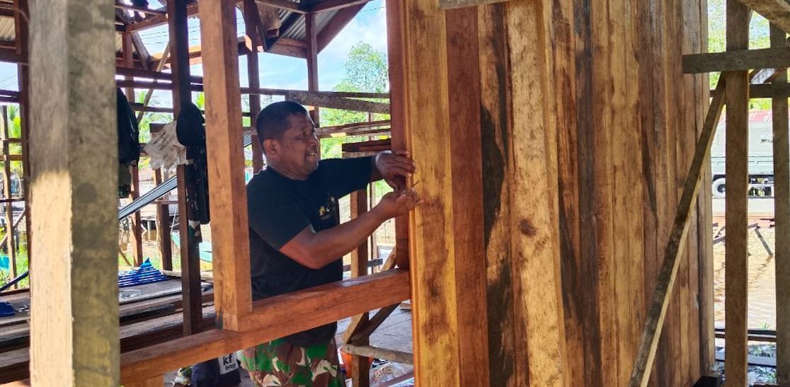 Satgas TMMD Fokus Selesaikan Pemasangan Lantai di Rumah Bapak Hengki