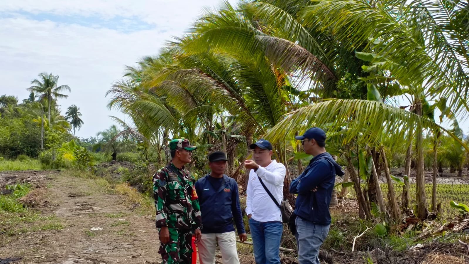 Babinsa Sungai Pinyuh Tampilkan Inovasi Ketahanan Pangan di Hadapan PT. BAI dan Dansatgas TMMD