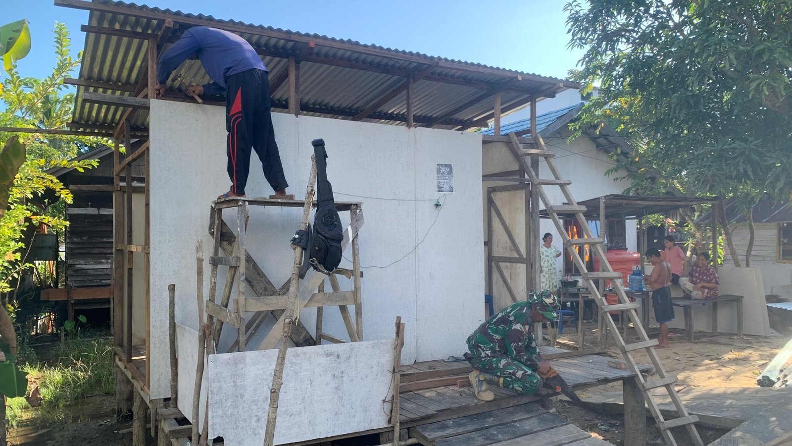 Satgas TMMD Kodim 1012/Buntok Mulai Pasang Dinding Rumah RTLH di Desa Talio