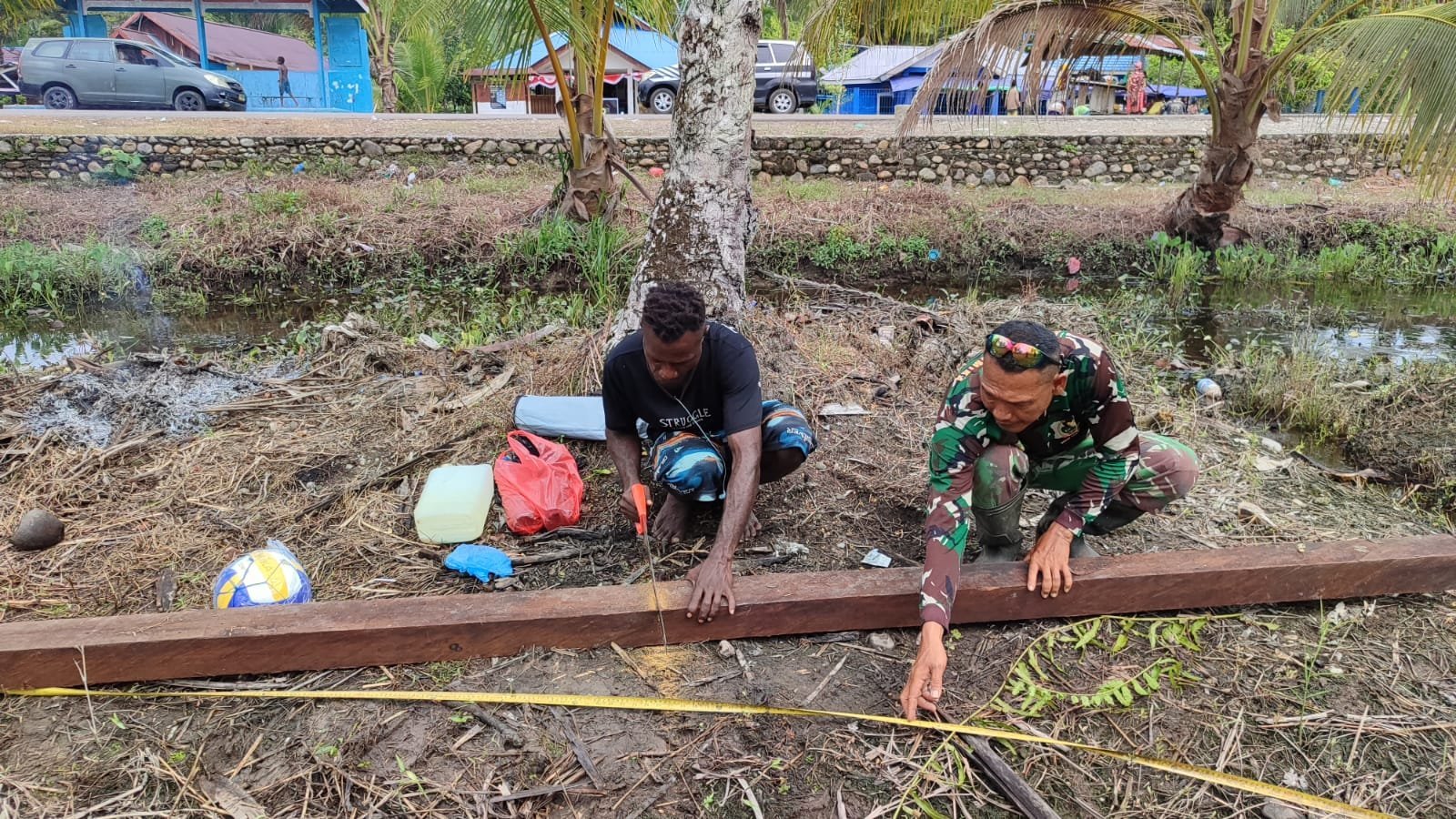 Dansatgas TMMD Bercengkrama dengan Warga di Lokasi TMMD, Jalin Keakraban dan Tingkatkan Semangat Gotong Royong