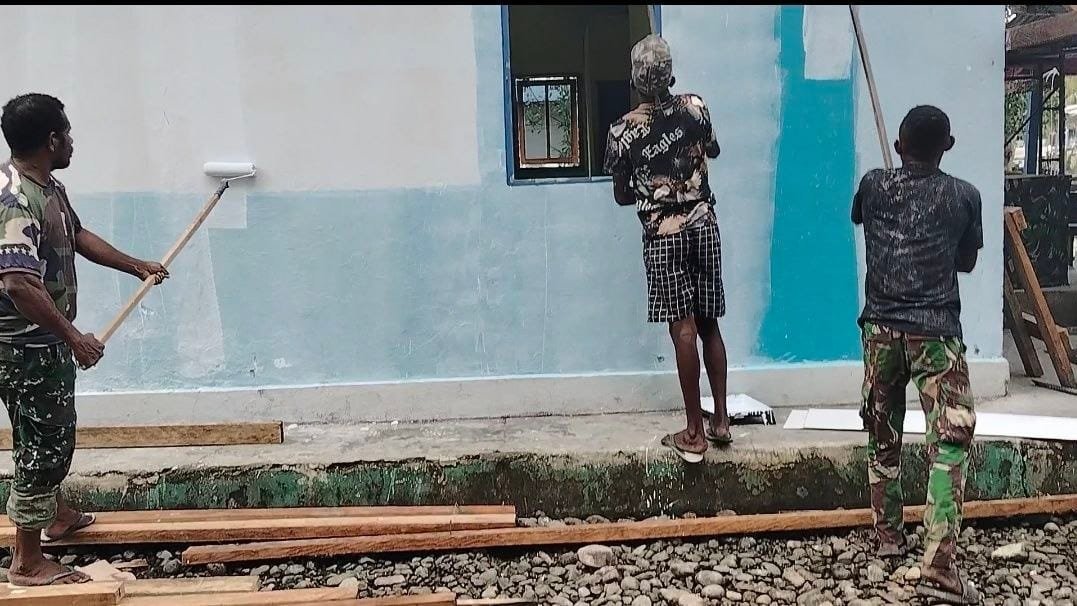 Dansatgas TMMD Bercengkrama dengan Warga di Lokasi TMMD, Jalin Keakraban dan Tingkatkan Semangat Gotong Royong