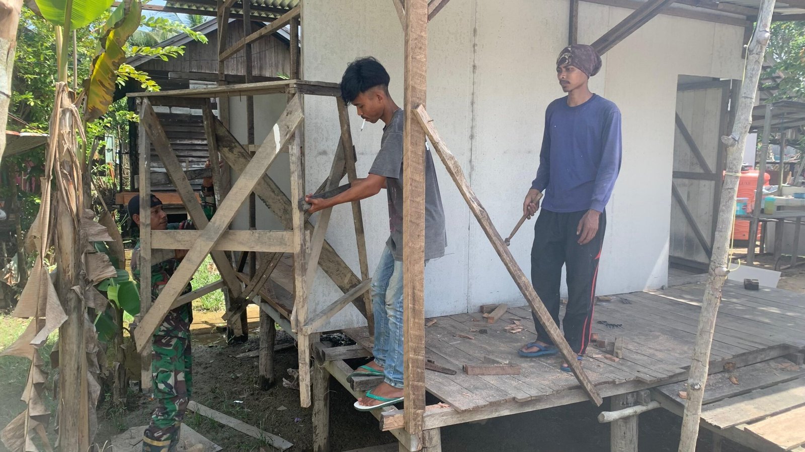 TMMD 124 Kodim 1012/Buntok Tanamkan Semangat Gotong Royong Lewat Rehab RTLH