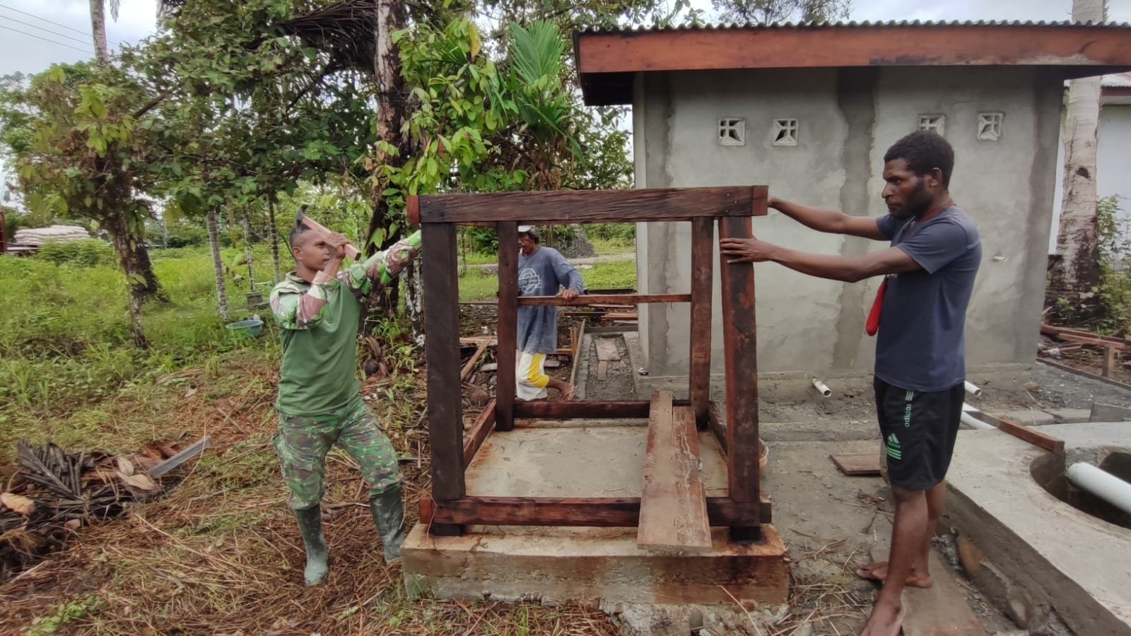 Satgas TMMD Kodim 1710/Mimika Kebut Pemasangan Rangka Tandon Air Demi Dukung Sanitasi Bersih