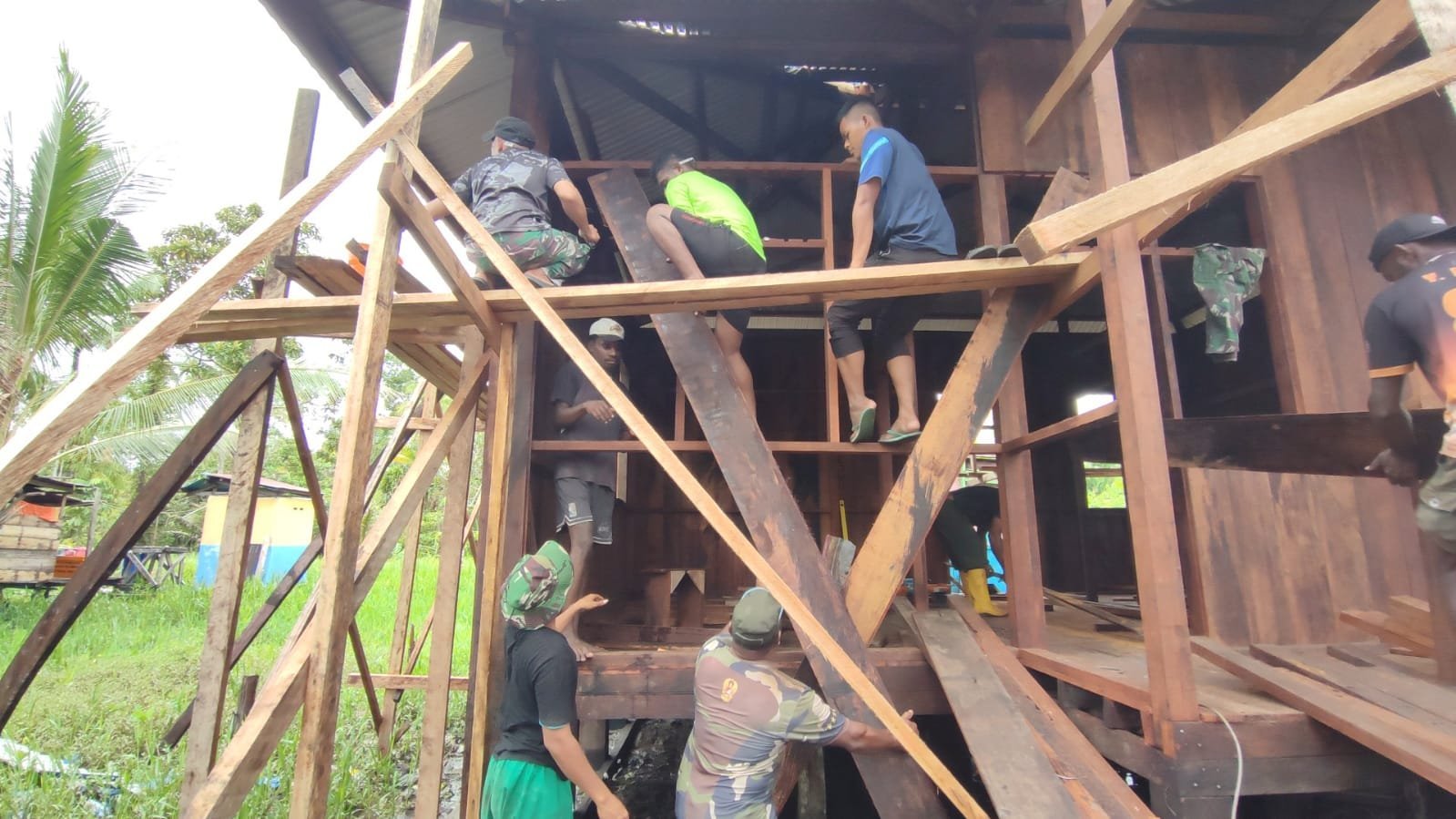 Pemasangan Dinding Rumah Warga oleh Satgas TMMD Terus Berlanjut