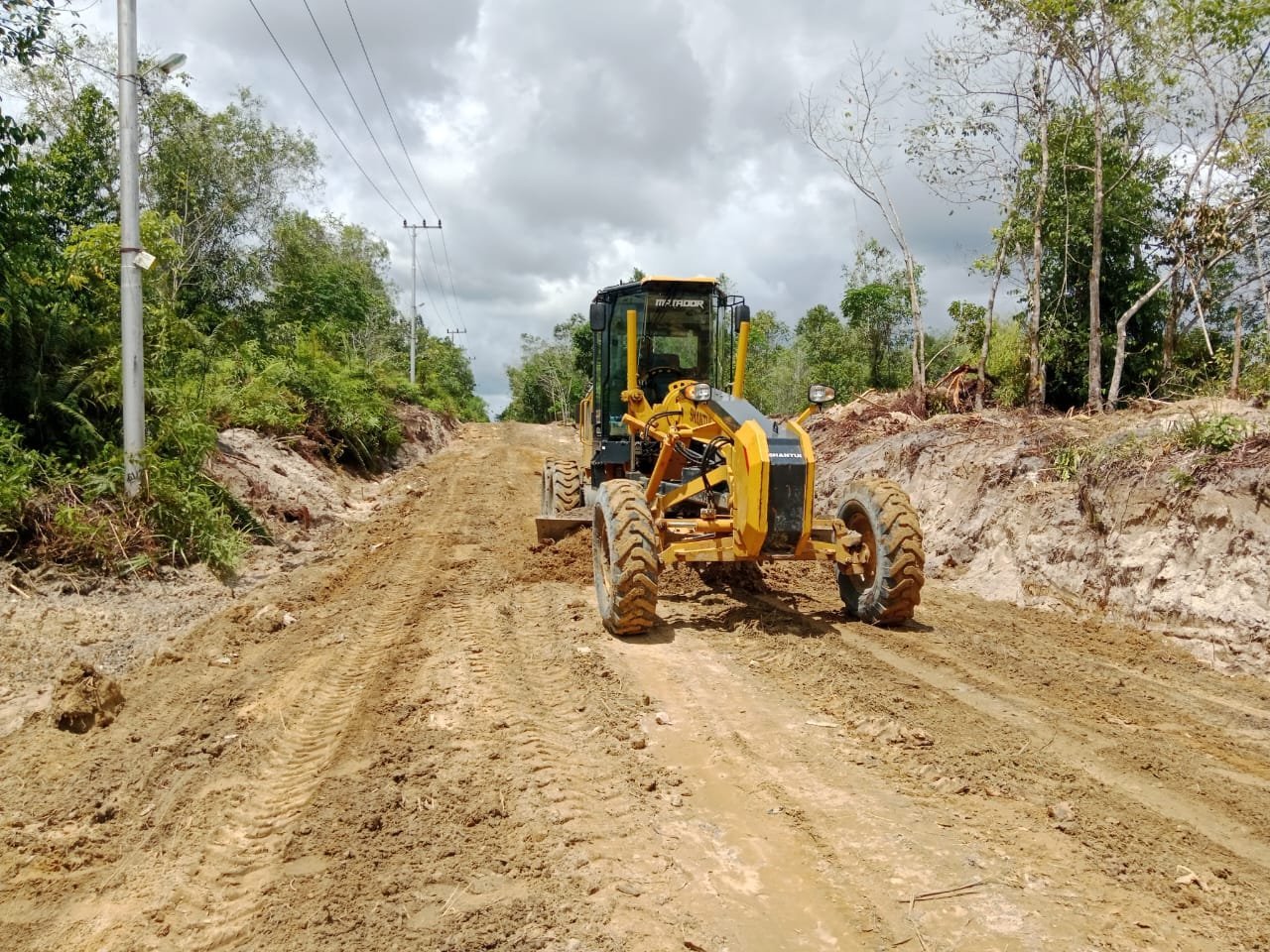 Alat Berat Greader Maksimalkan Pemerataan Jalan di Lokasi TMMD Ke-124