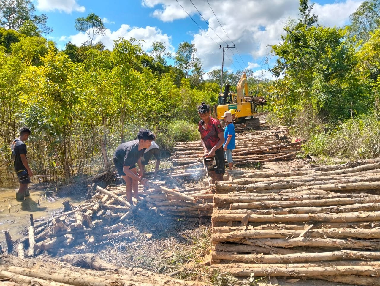Gotong Royong Satgas TMMD dan Warga Potong Kayu Cerucuk Pakai Chainsaw