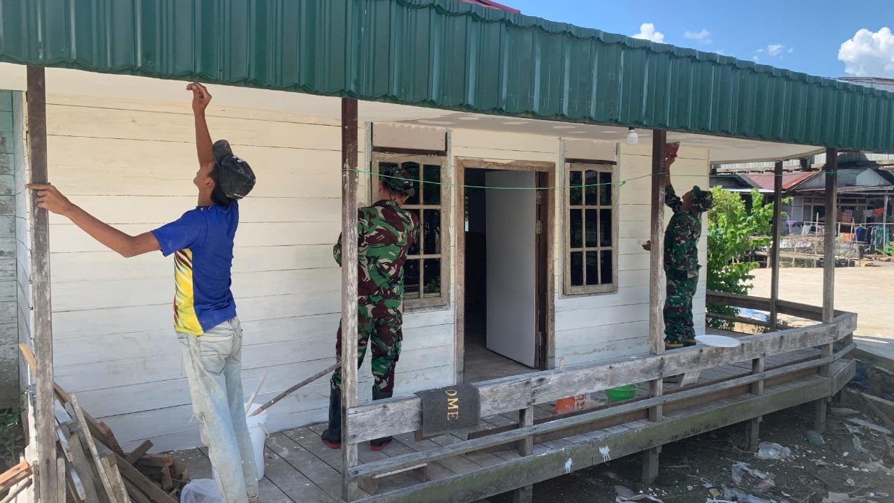 Pengecatan Mushola di Desa Talio Jadi Prioritas Satgas TMMD Kodim 1012/Buntok Barito Selatan – Dalam rangka mendukung kenyamanan beribadah masyarakat, Satgas TMMD Kodim 1012/Buntok melaksanakan rehabilitasi Mushola yang terletak di Desa Talio, Kecamatan Karau Kuala. Pada Selasa (20/05/2025), anggota satgas terlihat sibuk melakukan pengecatan dinding mushola sebagai bagian dari upaya perbaikan. Rehabilitasi mushola tersebut menjadi salah satu sasaran non-fisik TMMD yang tidak kalah penting dengan pembangunan fisik lainnya. Satgas berusaha memastikan mushola yang menjadi tempat ibadah warga tersebut menjadi lebih bersih dan nyaman digunakan. Proses pengecatan dinding mushola dilakukan secara teliti dan penuh semangat, menandakan komitmen satgas dalam memberikan hasil terbaik bagi masyarakat sekitar. Kehadiran TMMD semakin dirasakan manfaatnya oleh warga Desa Talio. Kegiatan ini sekaligus memperkuat ikatan antara TNI dan masyarakat, memperlihatkan bahwa TMMD tidak hanya soal pembangunan, tetapi juga peningkatan kualitas hidup secara menyeluruh.