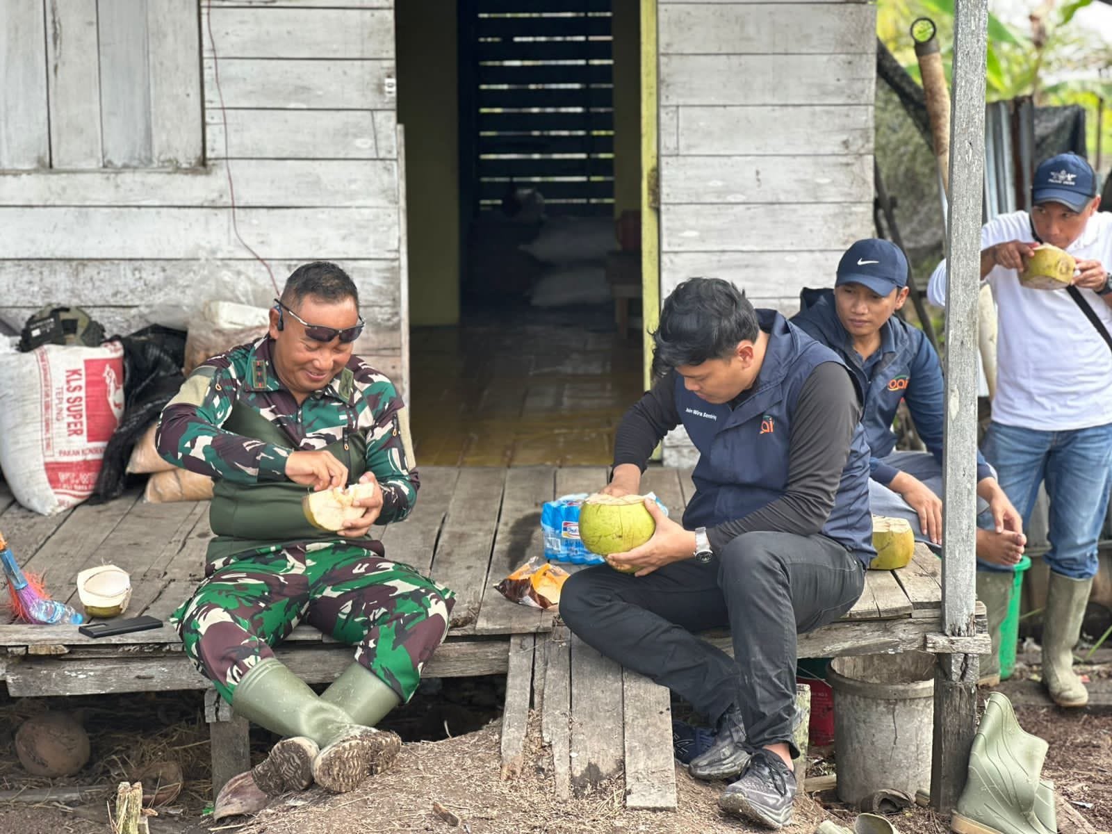 Momen Santai Penuh Makna: CSR PT. BAI Rasakan Keakraban Bersama Dansatgas TMMD di Lahan Ketahanan Pangan