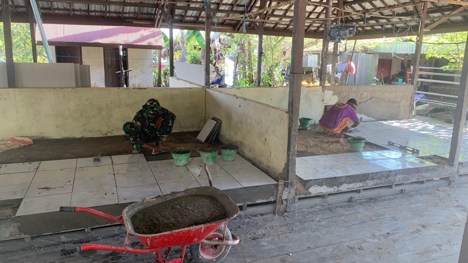 Satgas TMMD Kodim 1012/Buntok Terampil Pasang Keramik di Pasar Desa Talio