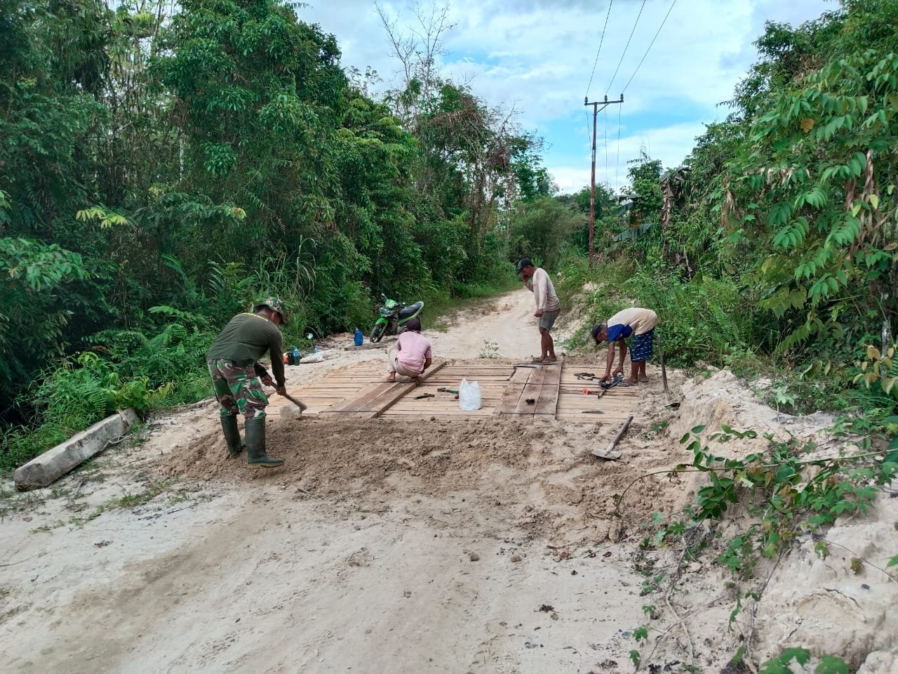 Semangat Tak Kenal Lelah, Satgas TMMD Kodim 1012/Buntok Pasang Papan Jembatan di Tengah Terik
