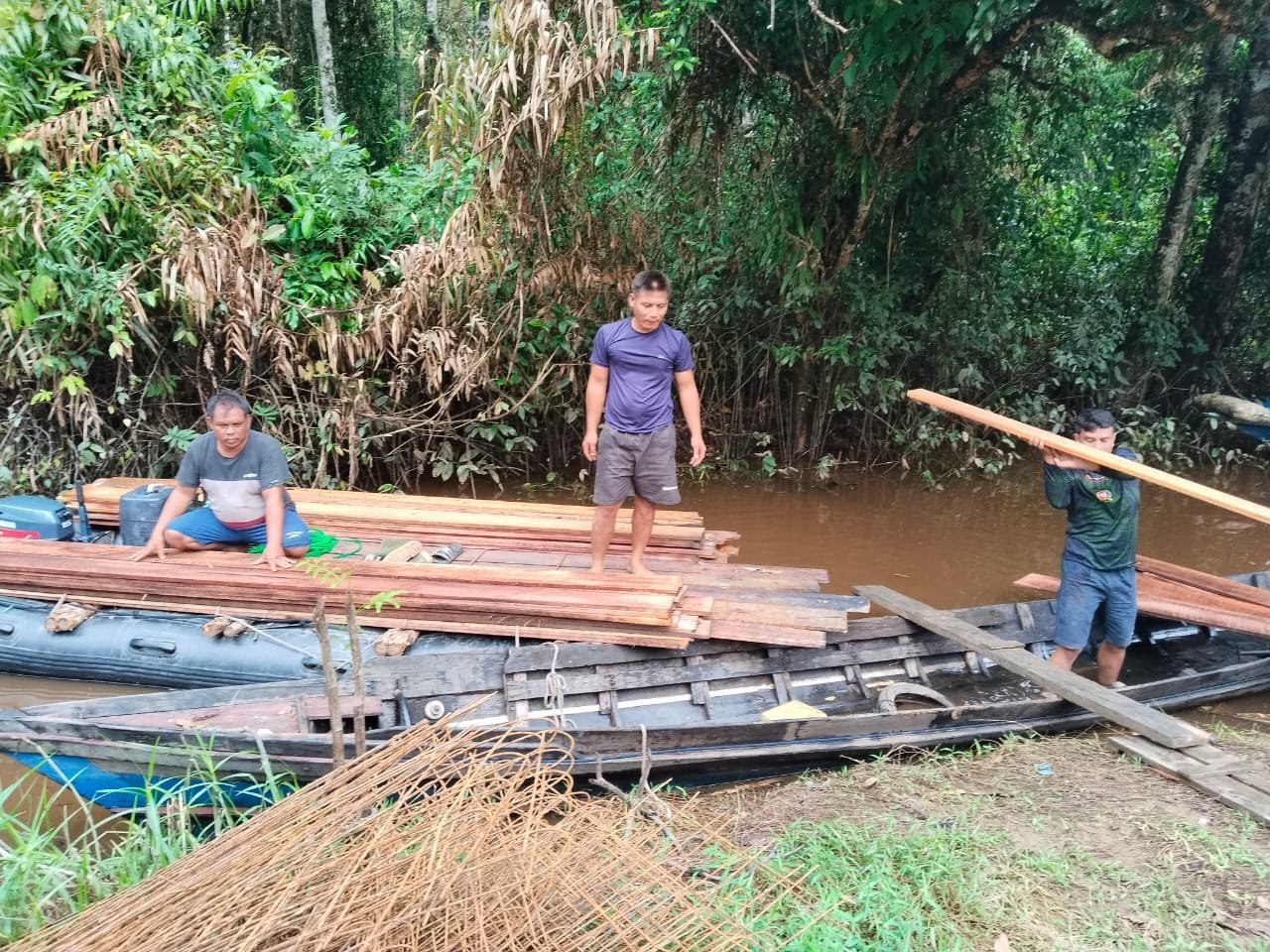 Tak Gentar Medan Sulit, Satgas TMMD Kodim 1012/Buntok Angkut Material Demi Jalan Desa
