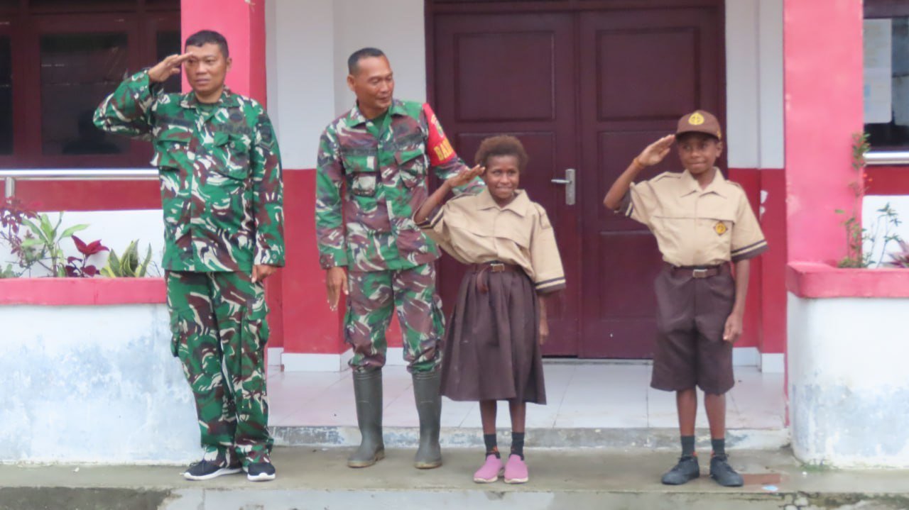 Personel Satgas TMMD Berikan Pelatihan PBB kepada Siswa-siswi SD Pigapu