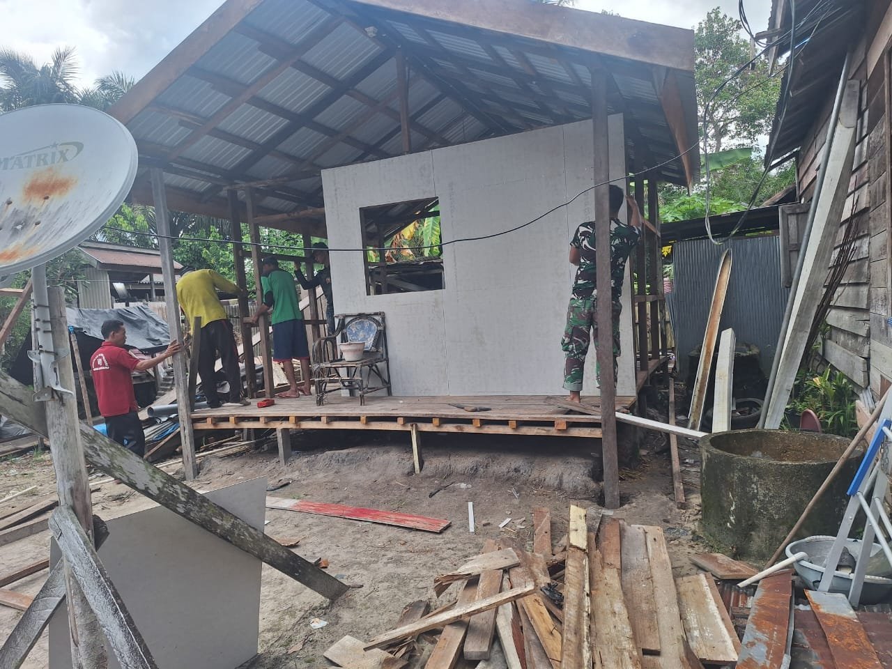 Antusias Warga Desa Wungkur Baru Dukung Pembangunan RTLH Bersama Satgas TMMD