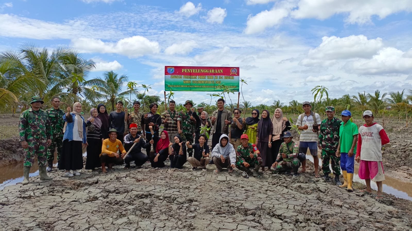Anggota Kodim 1201/Mempawah dan HMI Melaksanakan Penanaman Pohon dilokasi TMMD Reguler ke-124