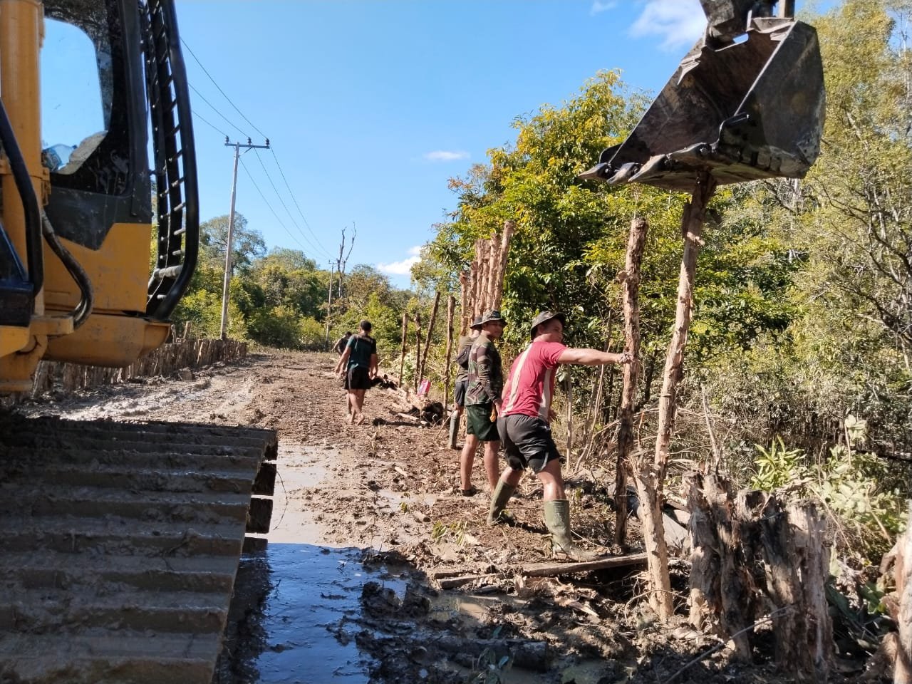 Satgas TMMD Kodim 1012/Buntok Berani Hadapi Risiko Tancapkan Kayu Penyangga Jalan dengan Excavator