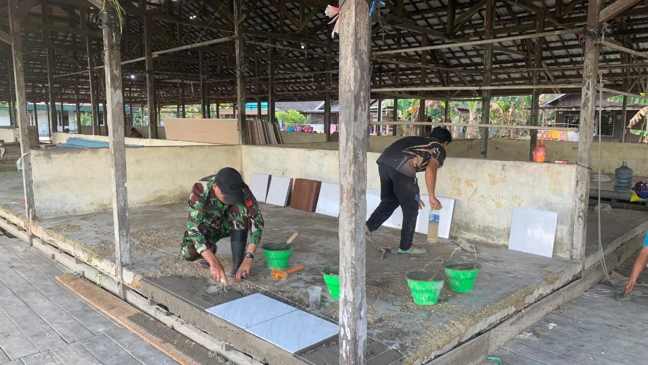 Pasar Desa Talio Direhab, TMMD Ke-124 Kodim 1012/Buntok Pasang Keramik untuk Tingkatkan Fasilitas Perdagangan