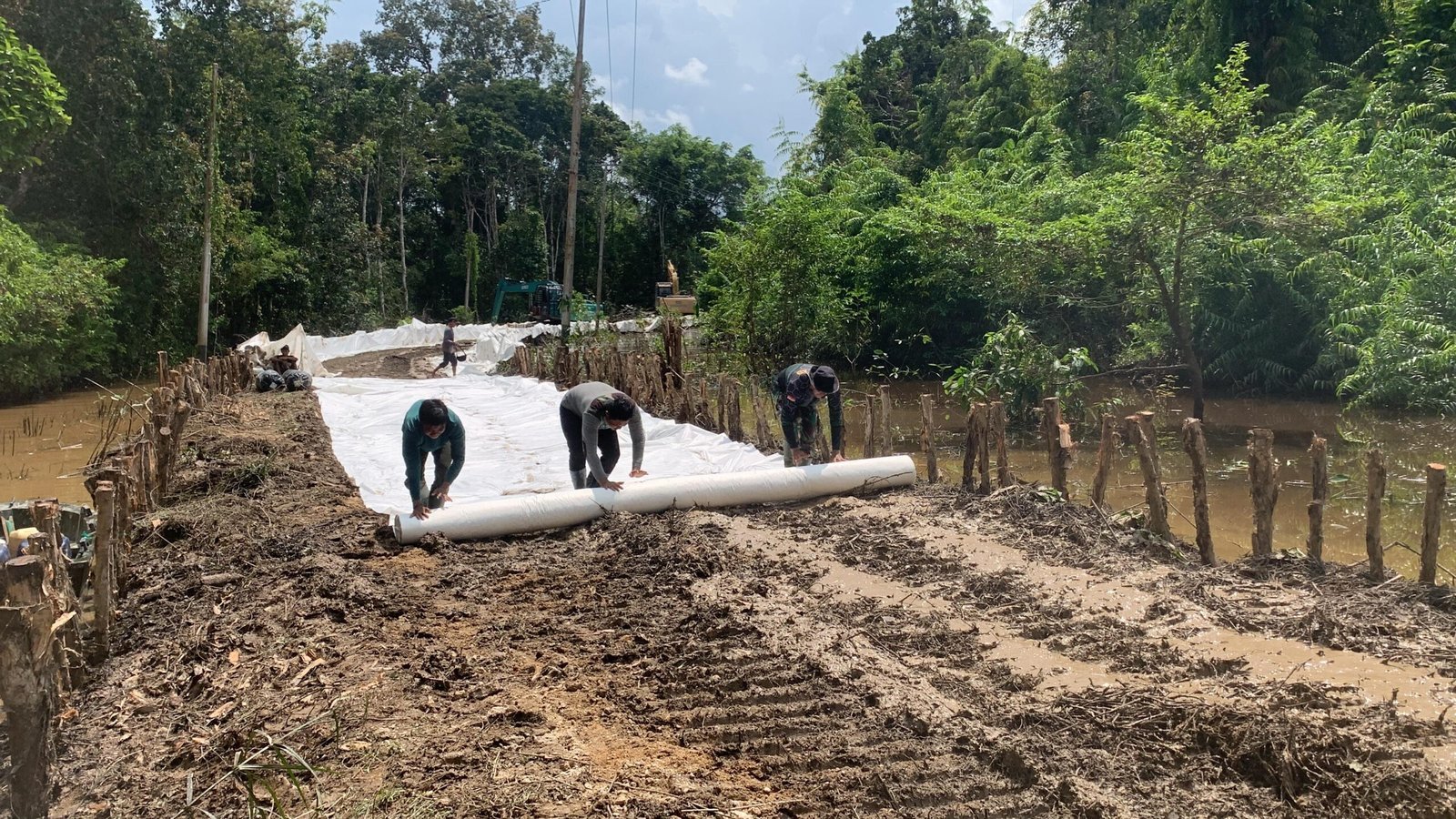 Satgas TMMD Pasang Geotex untuk Perkuat Jalan di Desa Talio