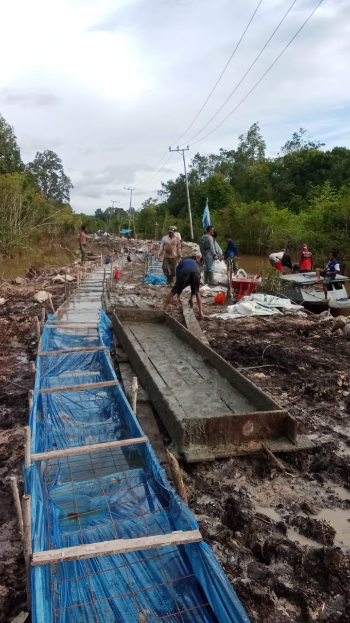 Penyelesaian Cor Jalan Menjadi Puncak TMMD di Desa Talio, Bukti Bakti TNI untuk Warga