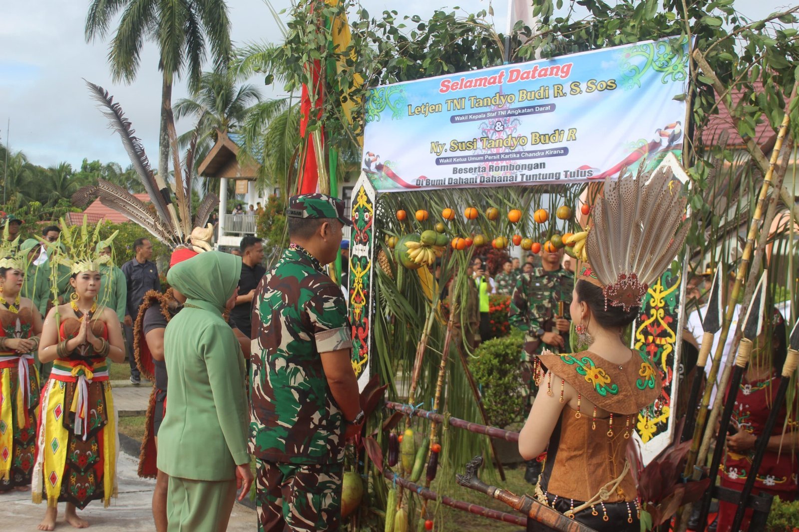 Letjen TNI Tandyo Budi R. Terima Penghormatan Adat Potong Pantan di Barsel