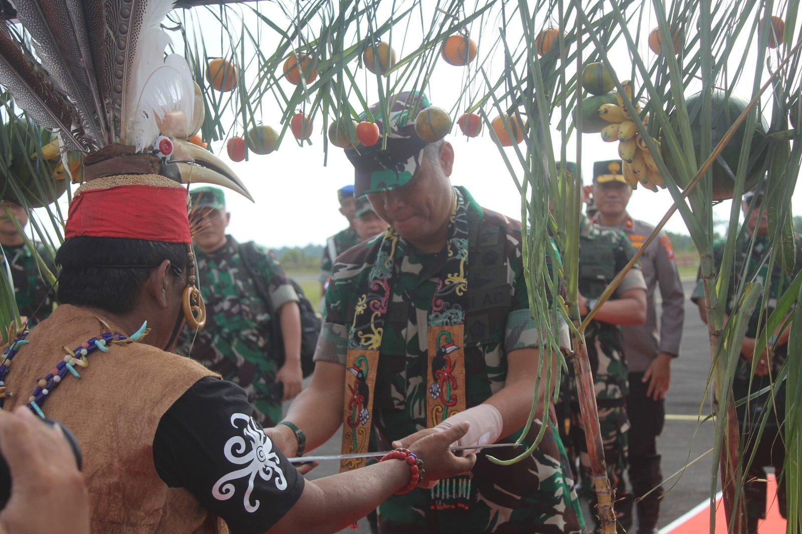 Wakasad Disambut Tradisi Potong Pantan di Bandara Sanggu Barsel