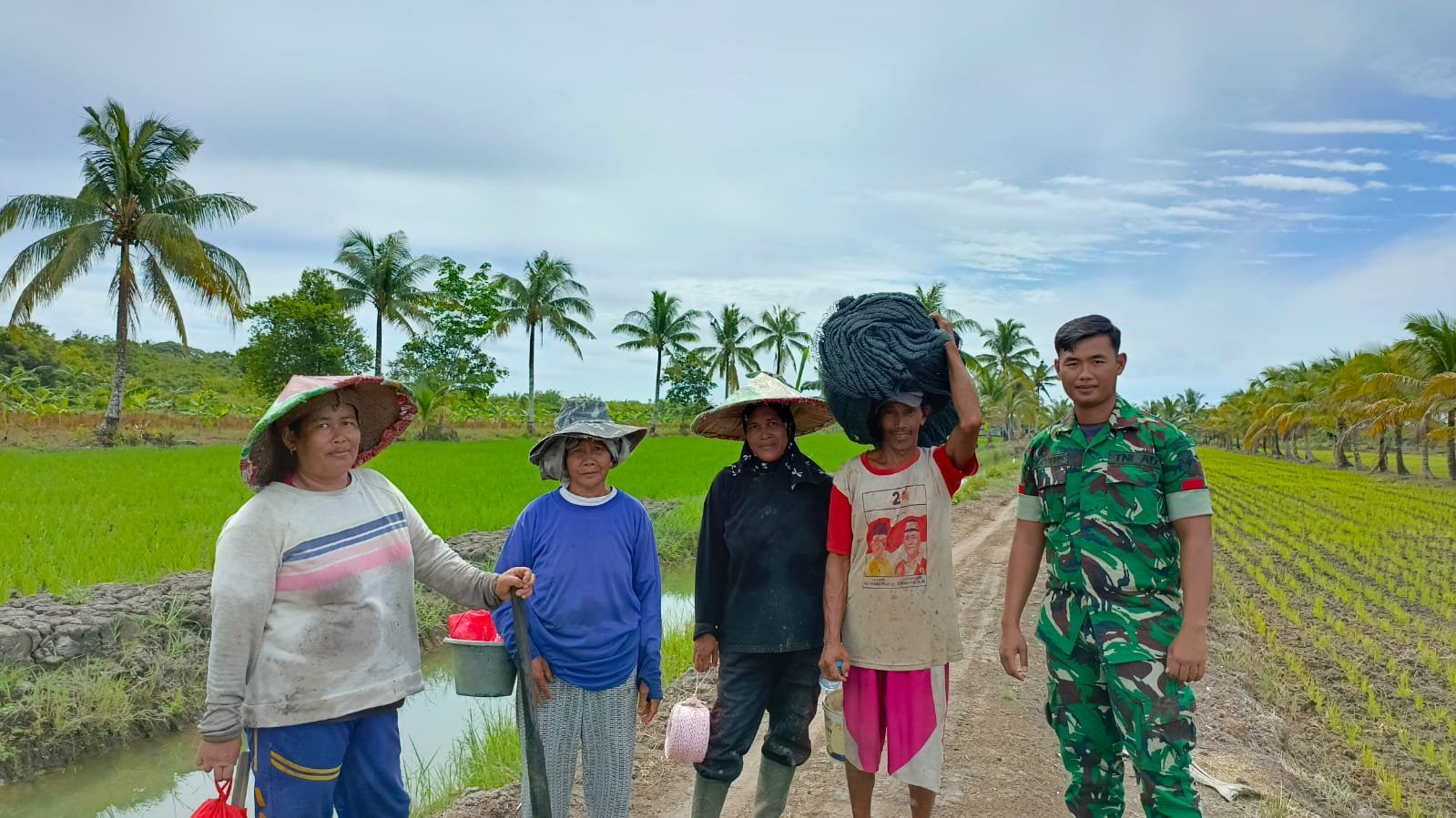 Pamit dengan Senyuman: Praka Edy Abadikan Momen Kebersamaan di Demplot TMMD