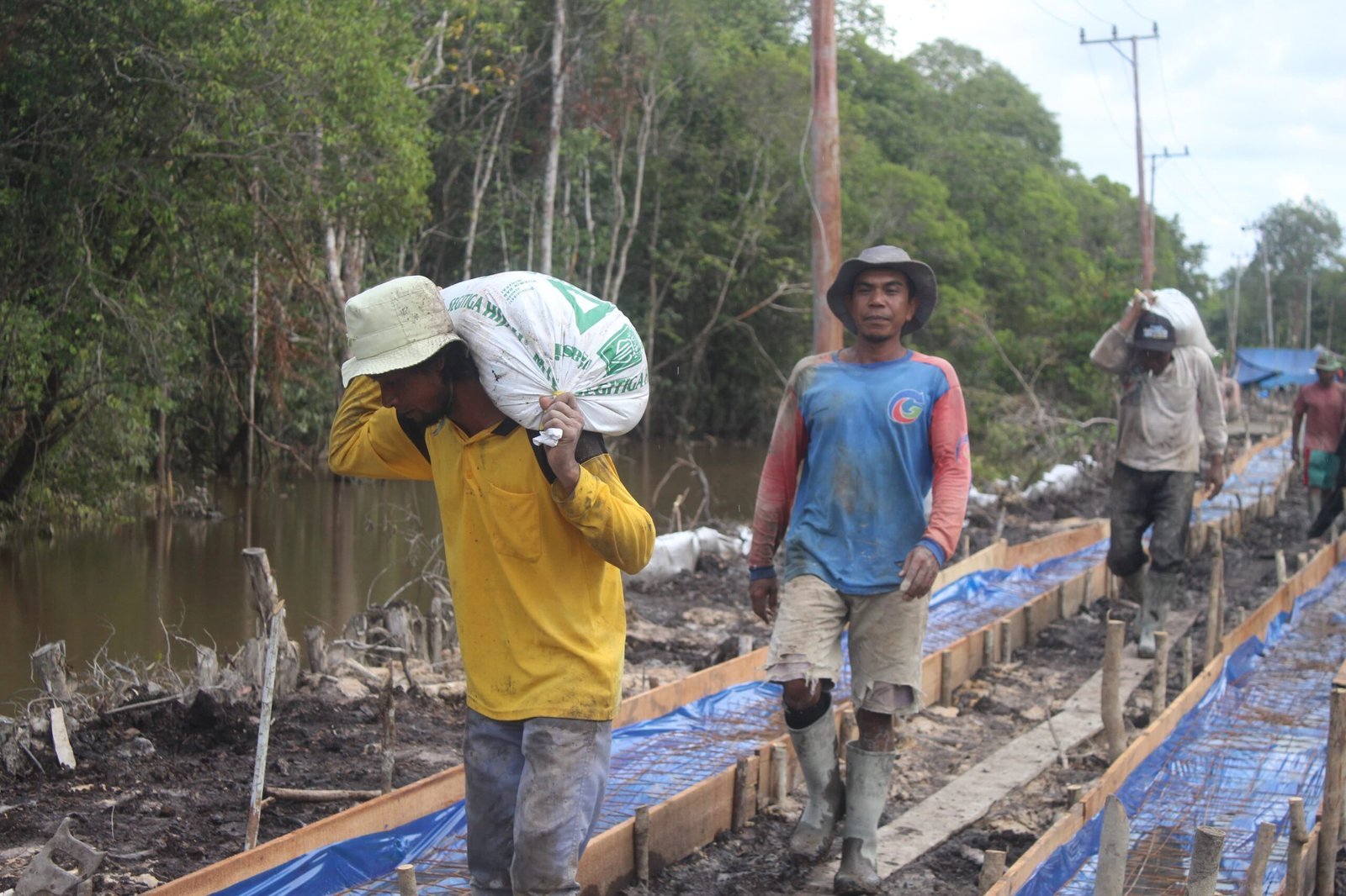 Warga Desa Talio Pikul Material, Bantu Satgas TMMD Bangun Jalan Desa