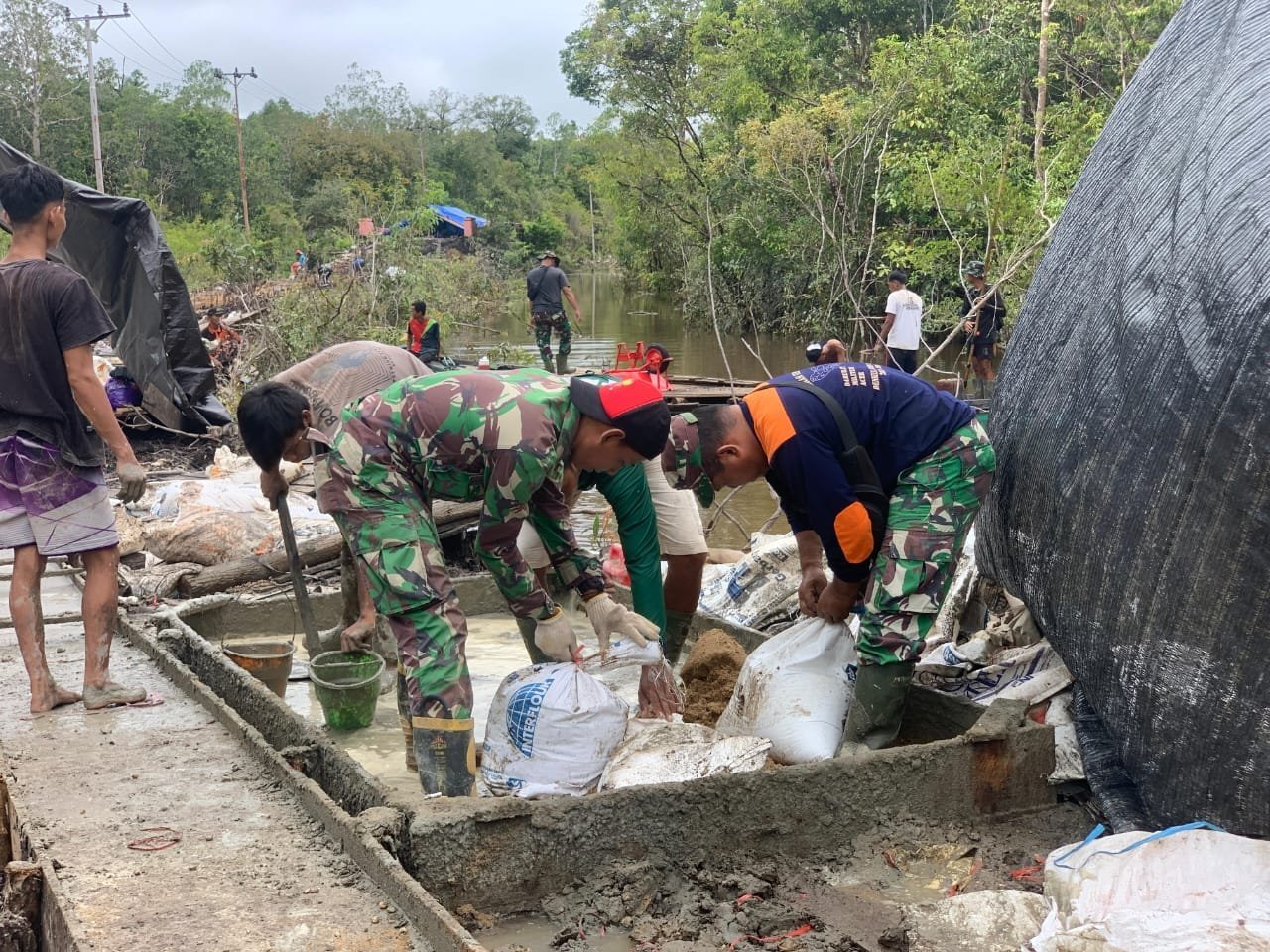 Solidaritas Satgas TMMD dan Warga Percepat Pembangunan Jalan di Desa Talio