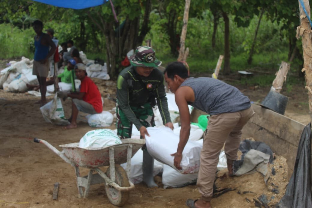 Karung Beras Jadi Solusi, TNI dan Warga Angkut Material di Tengah Keterbatasan