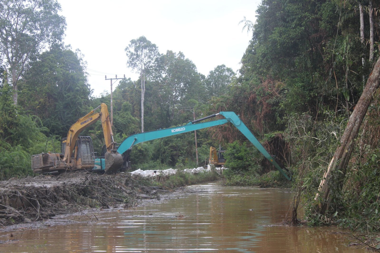 Alat Berat Dikerahkan, Satgas TMMD ke-124 Genjot Pembangunan Jalan di Desa Talio