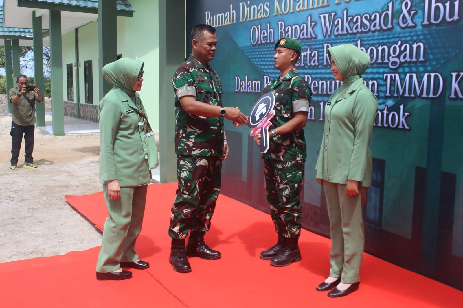 Wakasad Letjen TNI Tandyo Budi R. S.Sos Salurkan Baksos di Halaman Kantor Bupati Barsel