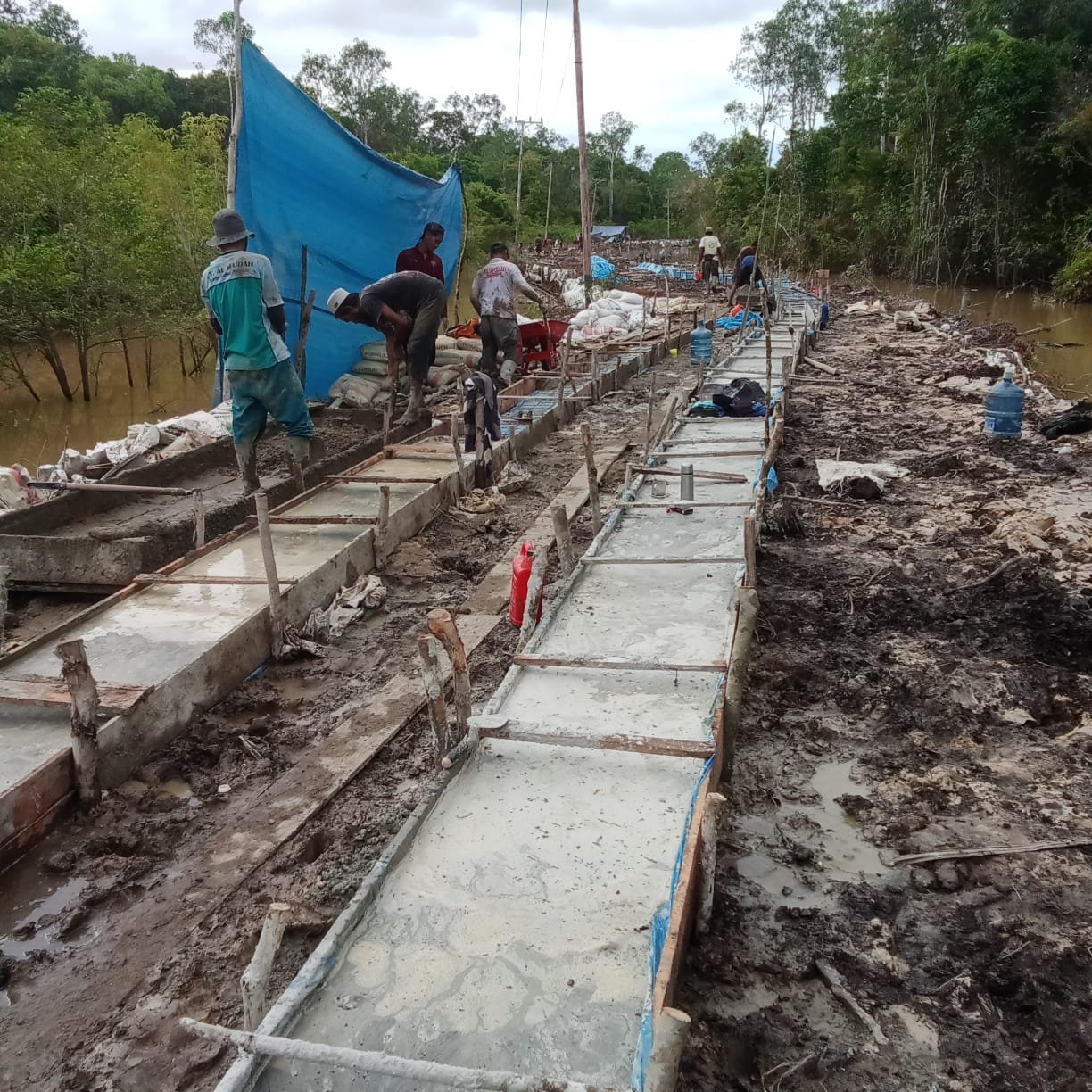 Satgas TMMD Kerahkan Seluruh Tenaga untuk Tuntaskan Pengecoran Jalan di Desa Talio