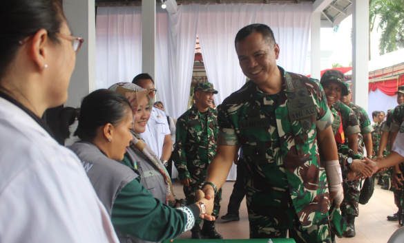Letjen TNI Tandyo Budi R. Tinjau Posko Khitanan Massal di Buntok