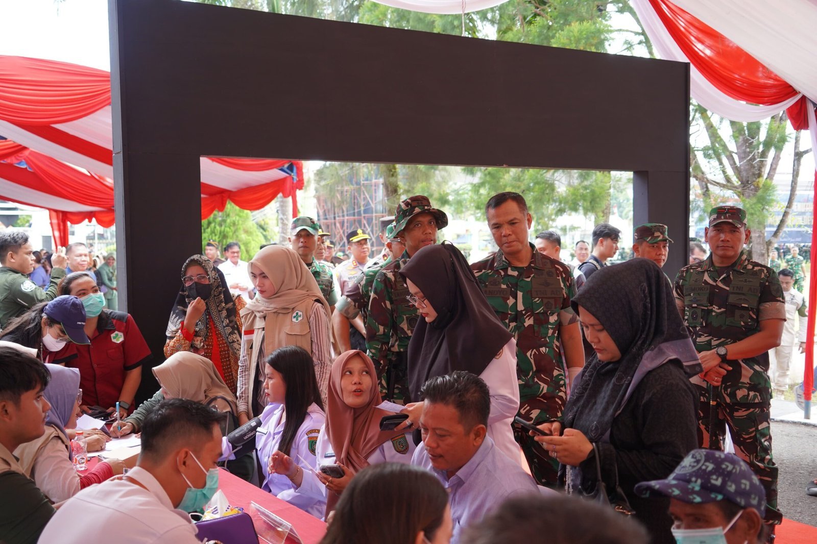 Wakasad Tinjau Pelayanan Pengobatan Massal di Barsel