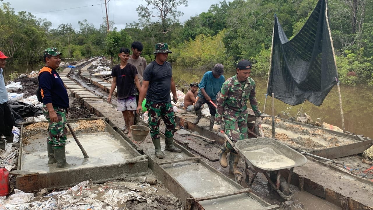 Gerobak Dorong Jadi Andalan Satgas TMMD untuk Pembangunan Jalan di Desa Talio