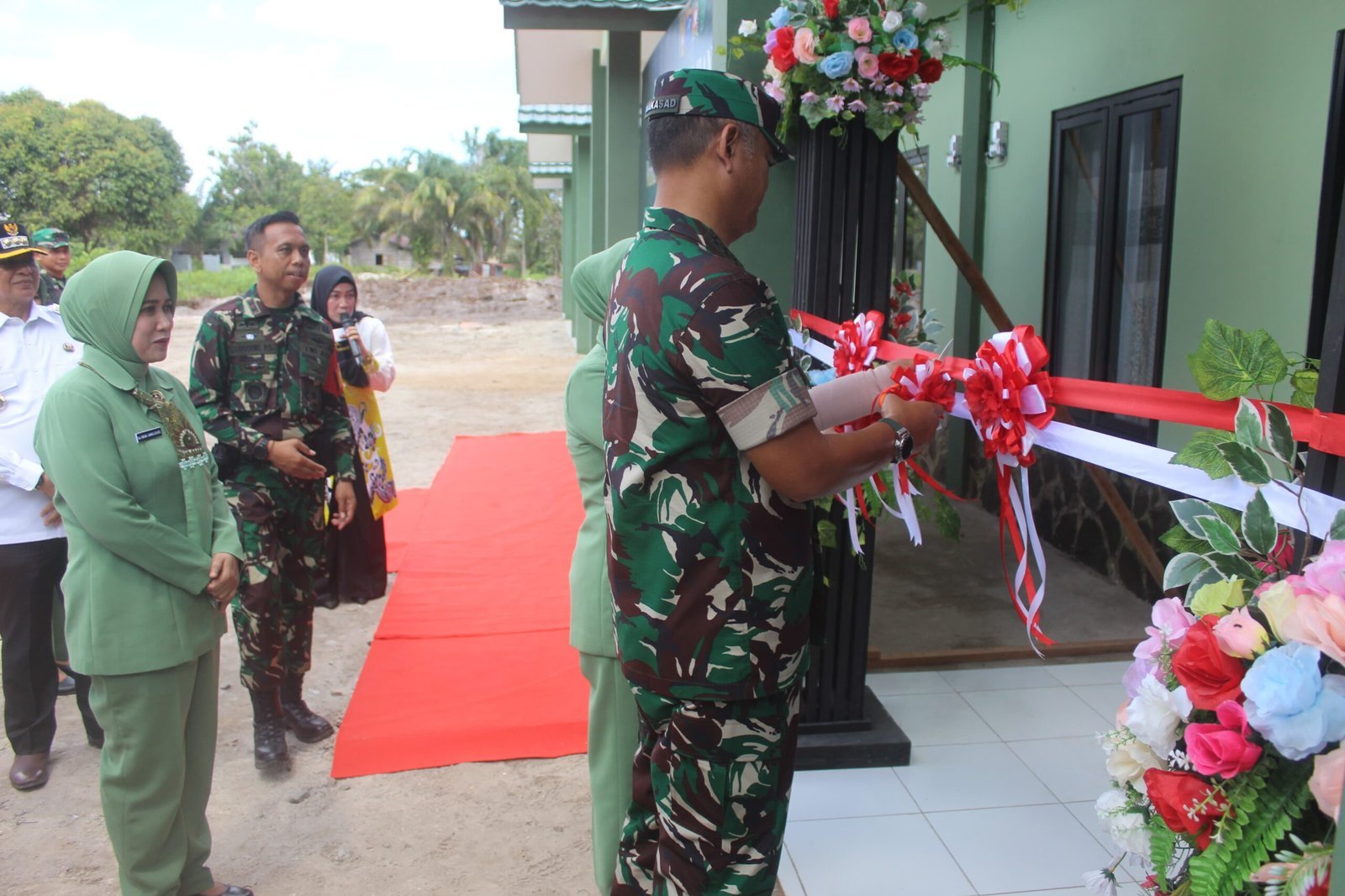 Letjen TNI Tandyo Budi R. S.Sos Serahkan Bantuan Sosial di Kantor Bupati Barsel