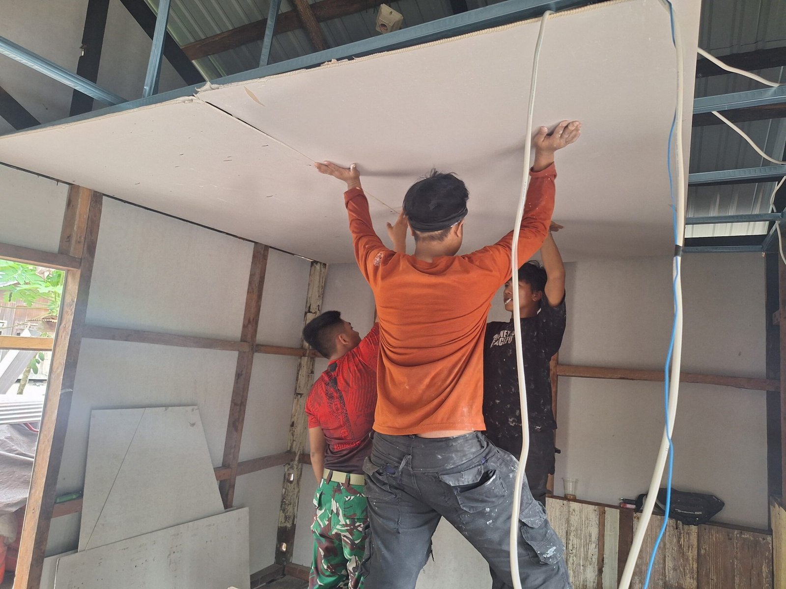 Finishing Plafon RTLH di Desa Wungkur Baru, Satgas TMMD Kodim 1012/Buntok Kerja Maksimal