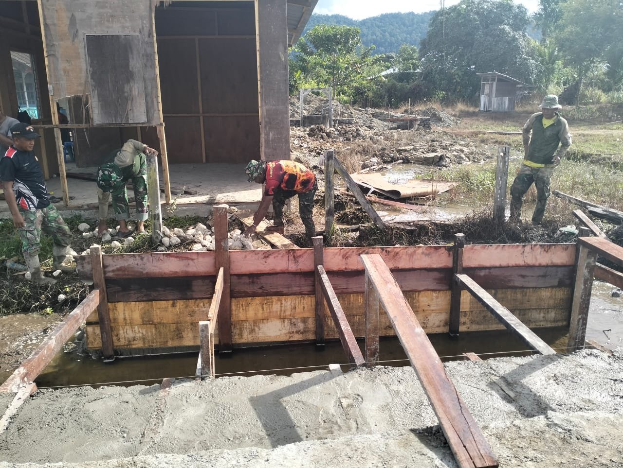 Semangat Gotong Royong Warnai Pembangunan Jembatan Akses ke Gereja Talitakum di Kampung Manunggal Jaya