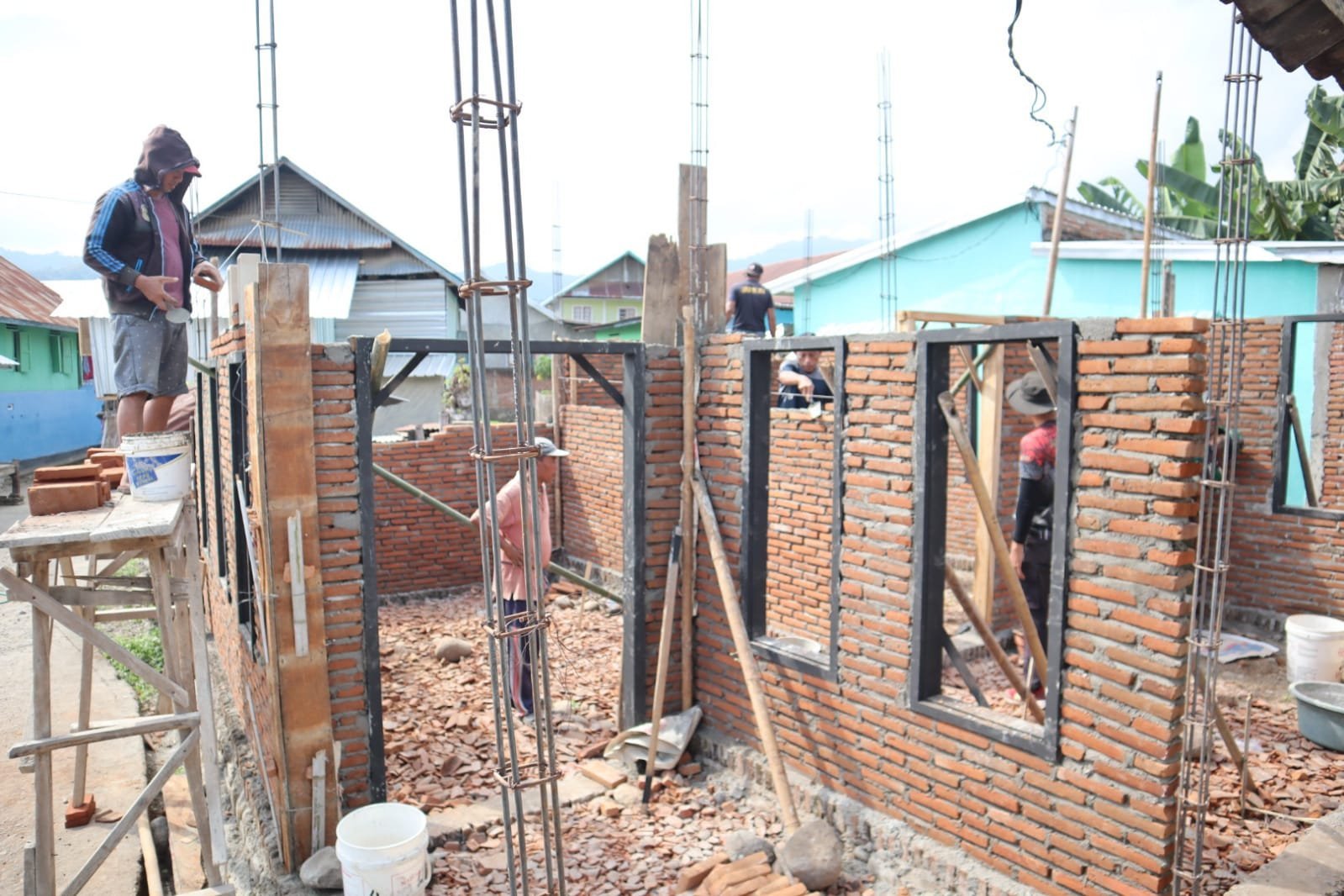 Tanpa Lelah, Satgas TMMD Kodim 1607/Sumbawa Genjot Pembangunan RTLH
